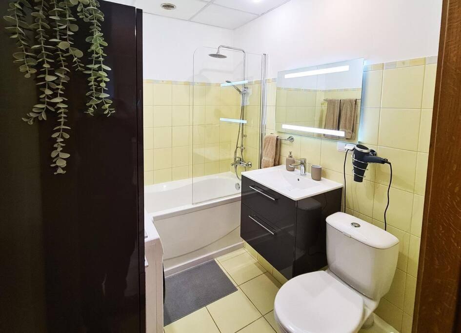 Stylish Apartment With Parking & Spacious Balcony Рига Экстерьер фото