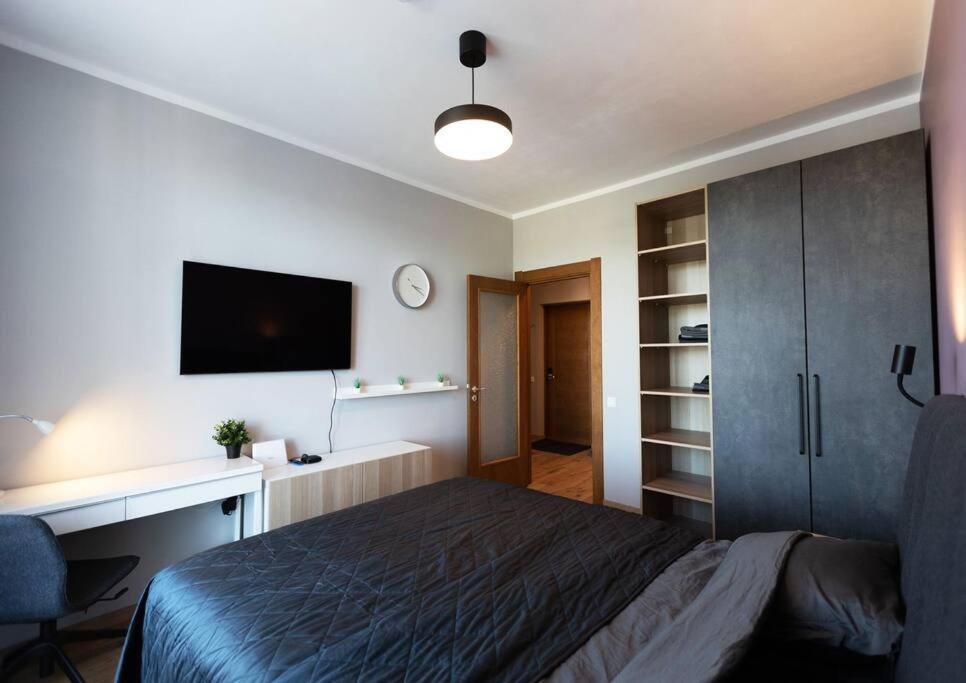 Stylish Apartment With Parking & Spacious Balcony Рига Экстерьер фото