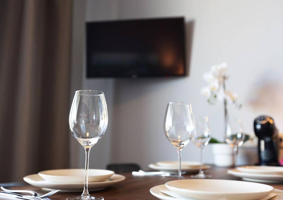 Stylish Apartment With Parking & Spacious Balcony Рига Экстерьер фото