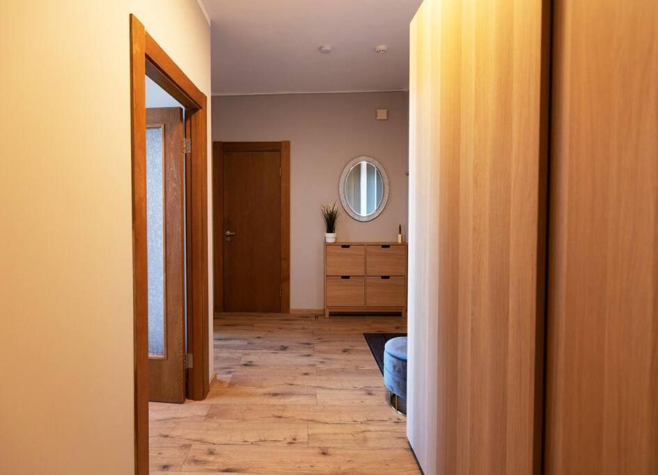 Stylish Apartment With Parking & Spacious Balcony Рига Экстерьер фото